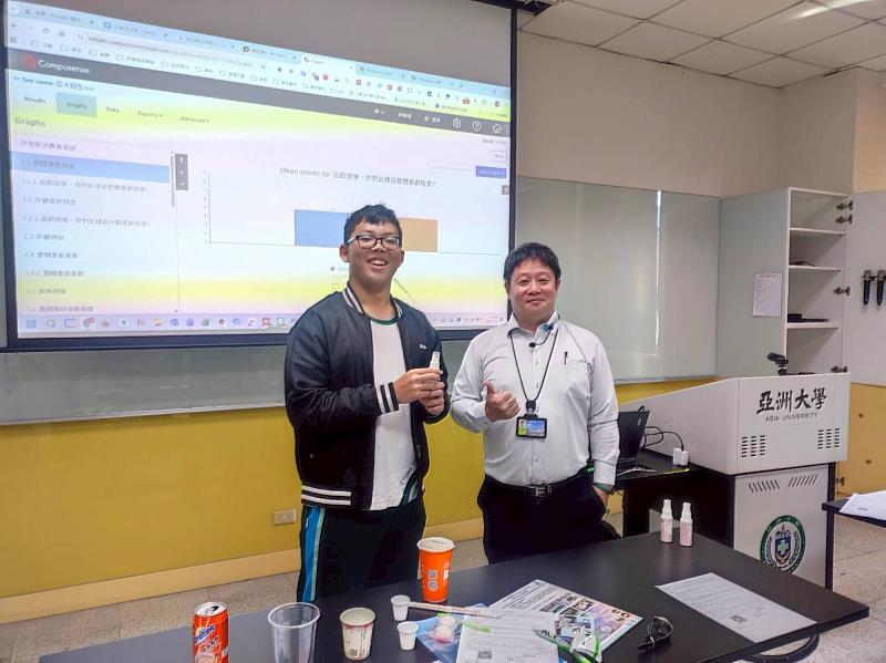 贈與銀耳玫瑰酒精噴霧給參加營隊表現優秀的同學，獲贈同學開心與保健系劉仕綸老師合影。