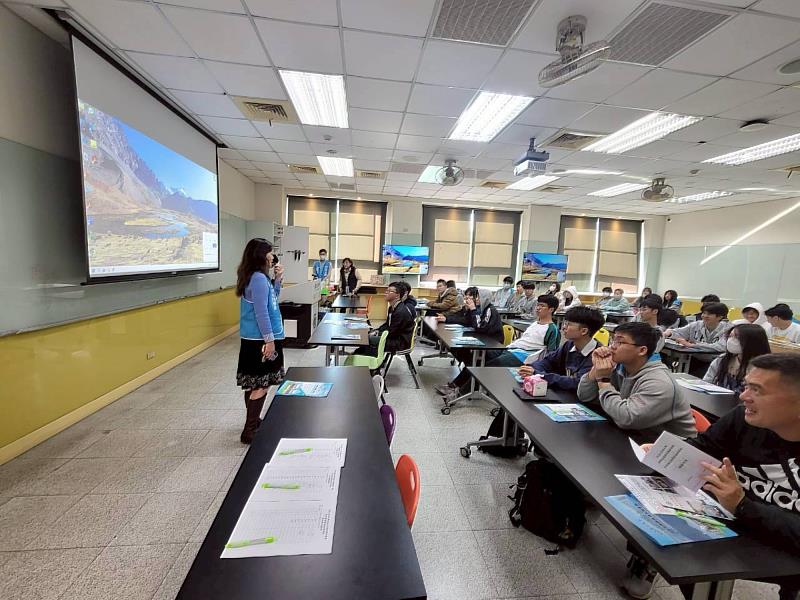 報名營隊的學生人數坐滿教室，保健系主任介紹校園學習環境與營隊課程。