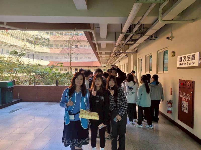 保健系李明明主任帶領參與營隊學生校園導覽，學生開心合影。