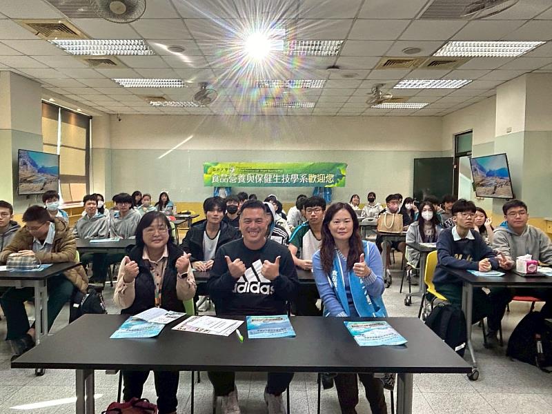 台中私立僑泰高中高中部李國銀主任（中）帶領班上45位同學參加亞大保健系寒假科學營隊，與保健系主任李明明（前排右）、調香乳液主題授課老師闕甫伈（前排左）合影。