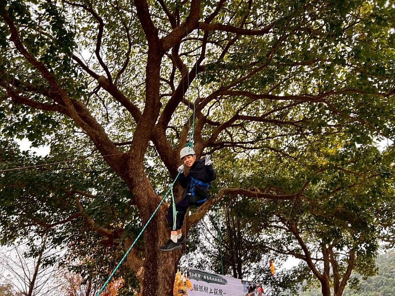 親子共學挑戰自我 學習繩索技巧與友善攀樹 培養勇氣與環境素養