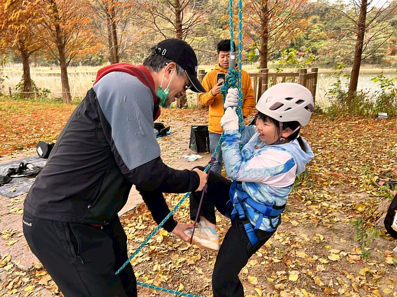 親子共學挑戰自我 學習繩索技巧與友善攀樹 培養勇氣與環境素養