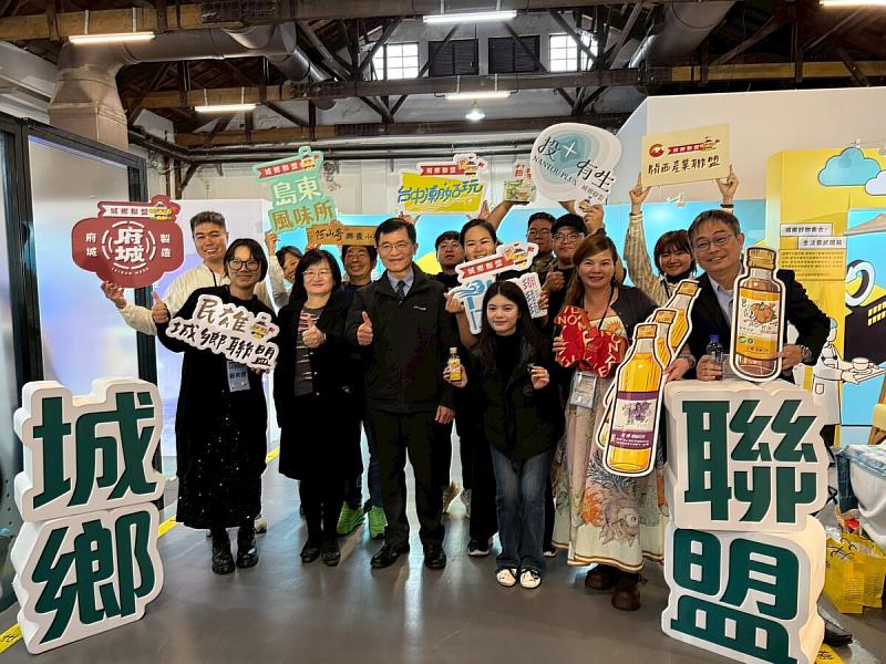 經濟部何晉滄政務次長親臨會場，與九大城鄉聯盟一同合影。