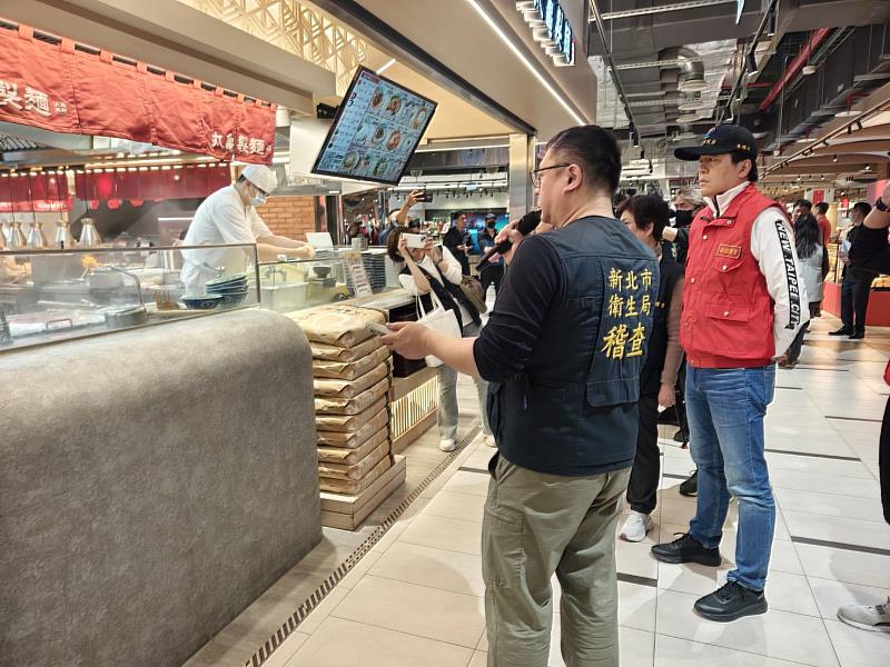 適逢春節前年貨消費高峰期間，新北市轄內各大賣場及商場、市場等公共場所湧入大量人潮至各大知名餐廳團圓過節，因應業者大量進貨，貨品堆積將導致食品衛生及避難逃生等問題，本日下午3時由副市長朱惕之率公安小組至裕隆城進行公安、食安及電動車充電樁之聯合稽查，以維護消費者公共安全、食品安全。