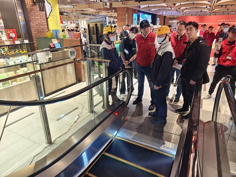 因應年節將至，新北市政府公共安全聯合稽查小組針對新北市規模前10大之大賣場、百貨公司進行聯合稽查。