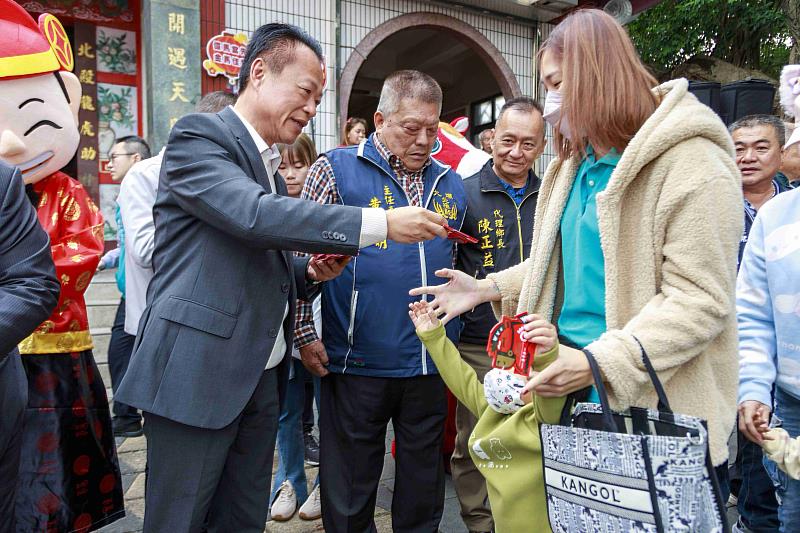 翁章梁春節前夕送暖 大埔、阿里山鄉親喜收馬年小紅包