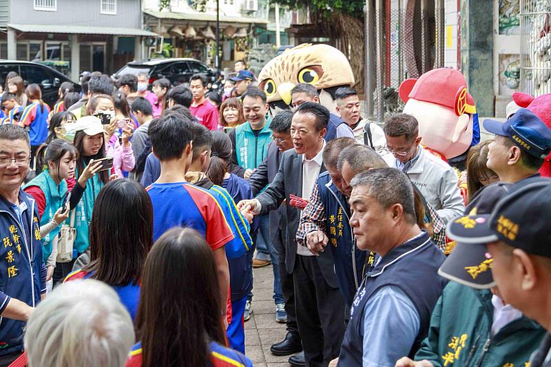 翁章梁春節前夕送暖 大埔、阿里山鄉親喜收馬年小紅包