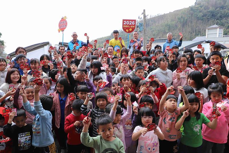 翁章梁春節前夕送暖 大埔、阿里山鄉親喜收馬年小紅包