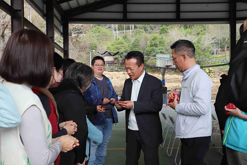 翁章梁春節前夕送暖 大埔、阿里山鄉親喜收馬年小紅包