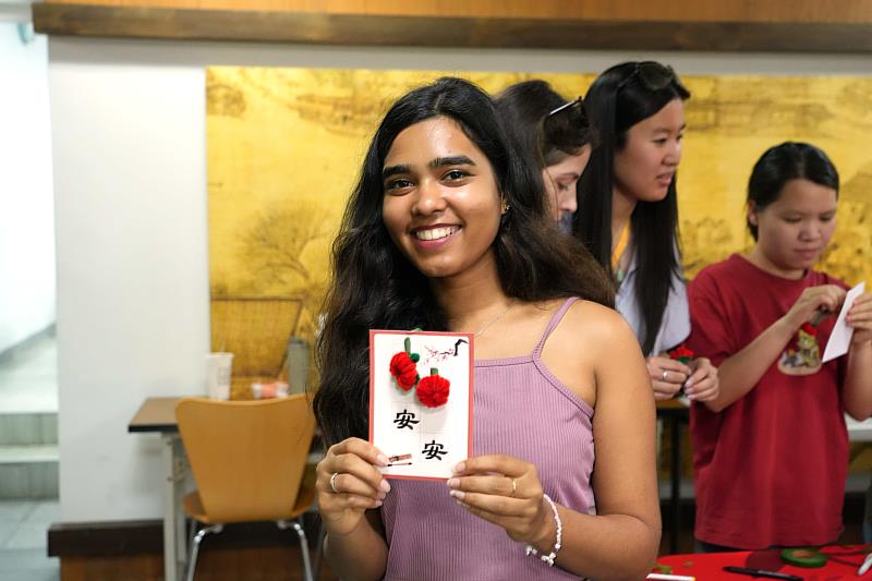 成大華語中心今年首度推出的毛根手作現場很受歡迎。透過「蘋果」、「柿子」諧音寓意，學員許下平安順遂、事事如意的新年祝福。