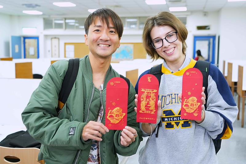 本次活動共規劃4大主題體驗,各具特色,寓教於樂。其中,學員認為紅包絹印很有趣,更說自己做的比用買的更有意義。