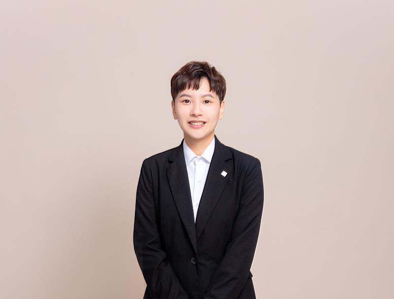 信義房屋逢甲店吳怡穎以真誠與專業完成客戶成家夢想。