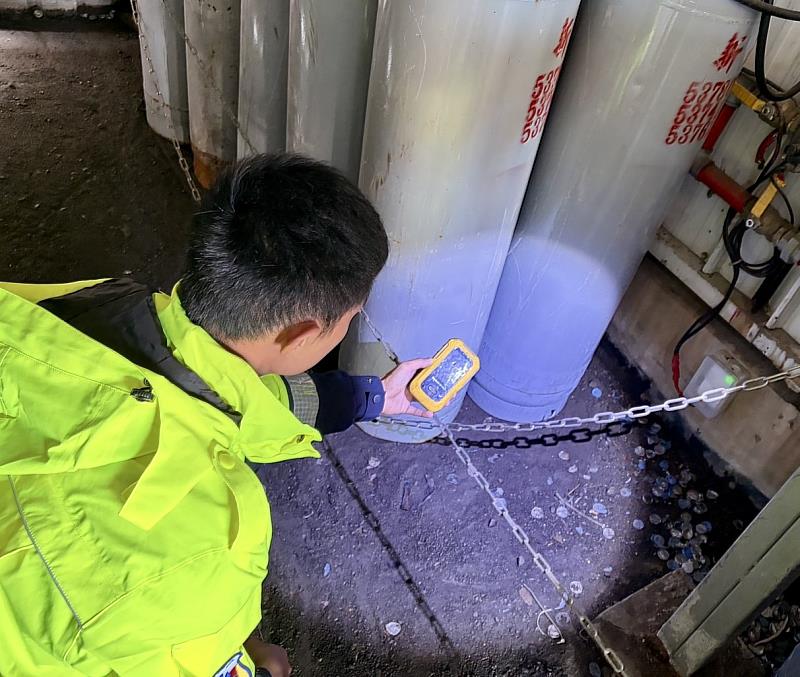 市府人員進行場所瓦斯鋼瓶、管線檢查。