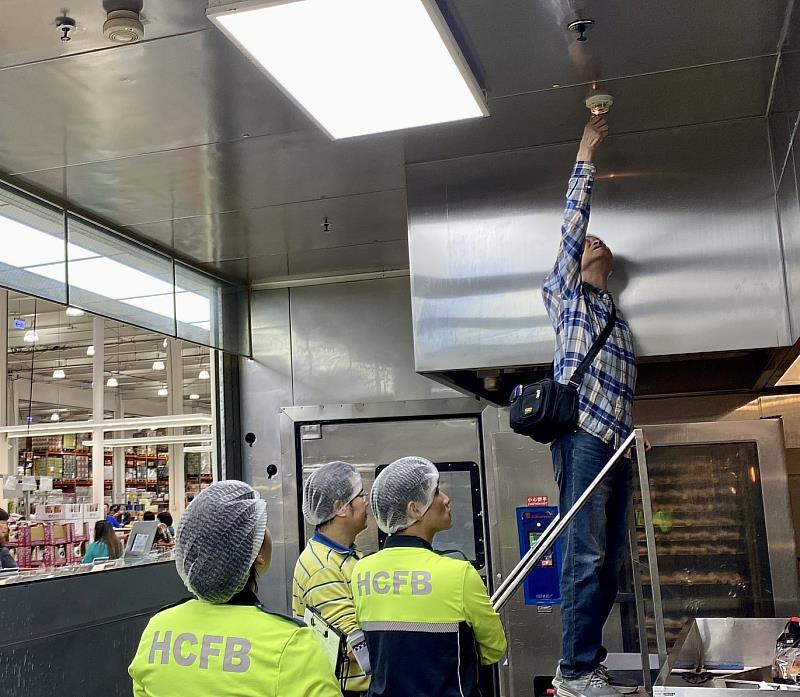 市府人員進行場所消防安全設備測試。