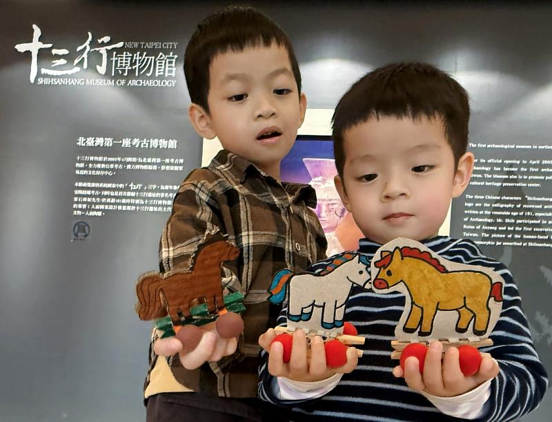 「馬蹄踏踏Kolo響」DIY手作利用回收紙箱製作環保小馬車。