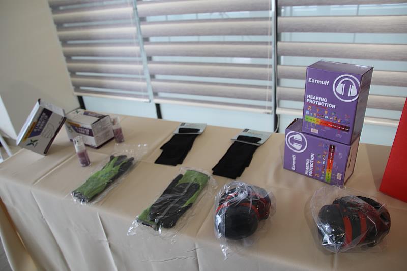 啟動年終大掃除 饒慶鈴感謝清潔隊辛苦付出 致贈工作安全護具