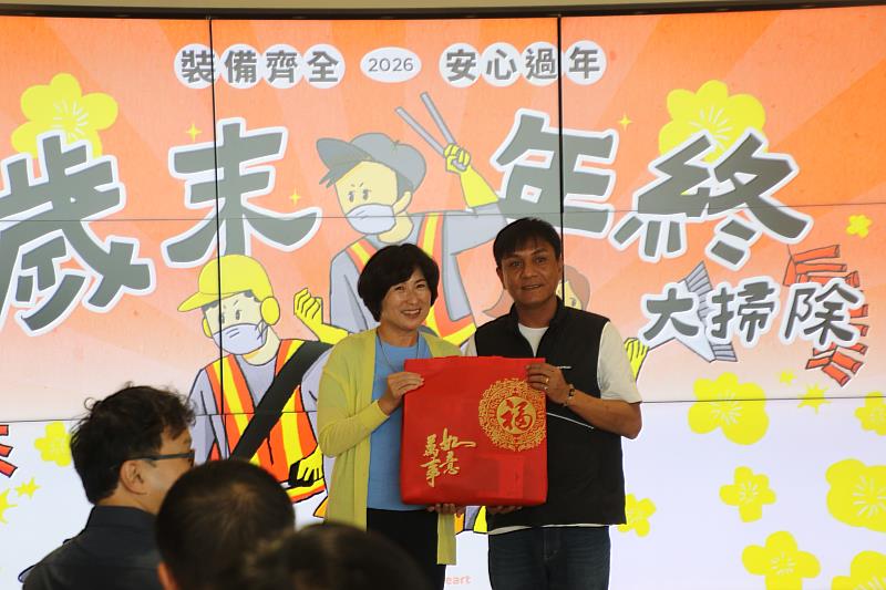 啟動年終大掃除 饒慶鈴感謝清潔隊辛苦付出 致贈工作安全護具
