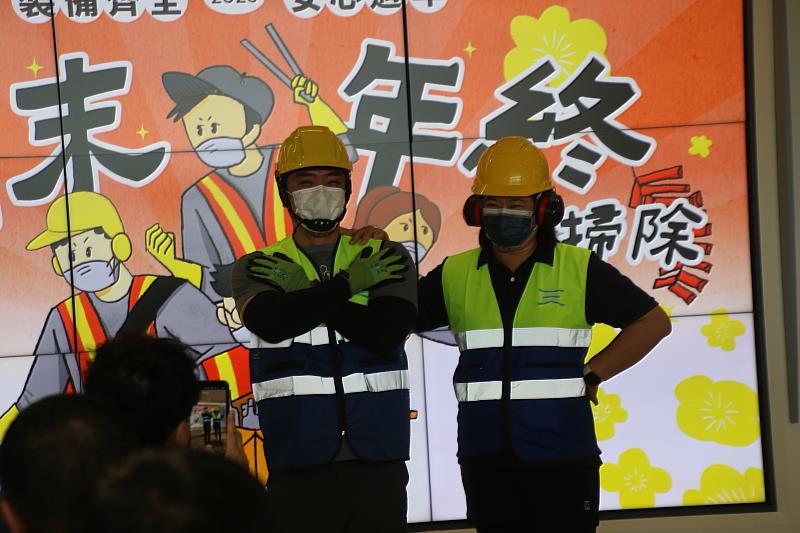 啟動年終大掃除 饒慶鈴感謝清潔隊辛苦付出 致贈工作安全護具