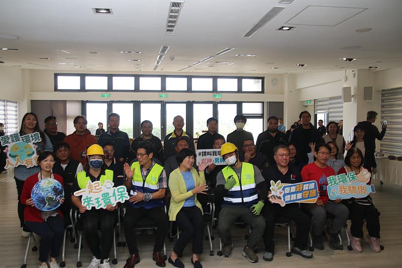 啟動年終大掃除 饒慶鈴感謝清潔隊辛苦付出 致贈工作安全護具