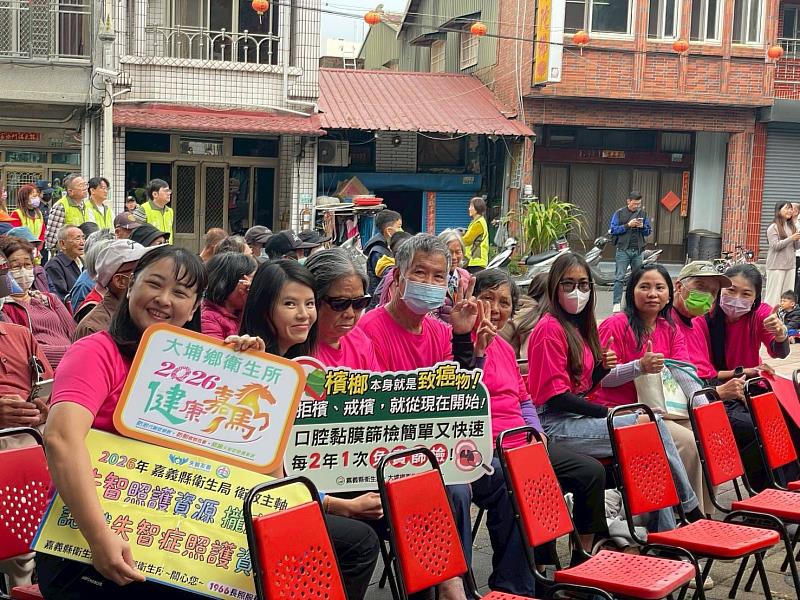 走出家門迎新春 嘉義失智據點長輩開心領「福駒臨嘉」開運紅包