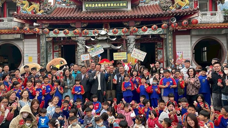 走出家門迎新春 嘉義失智據點長輩開心領「福駒臨嘉」開運紅包