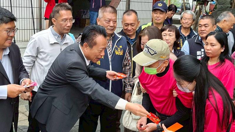 走出家門迎新春 嘉義失智據點長輩開心領「福駒臨嘉」開運紅包