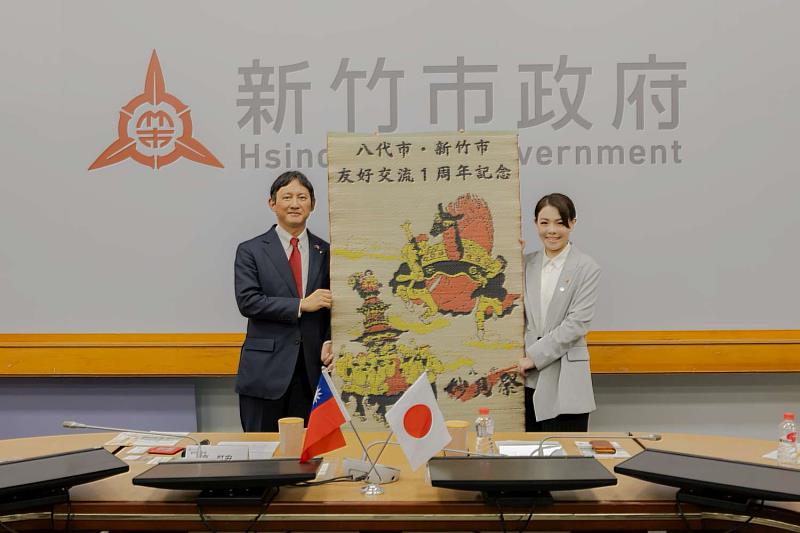 高市長與小野市長、高山議長相互致贈禮品。