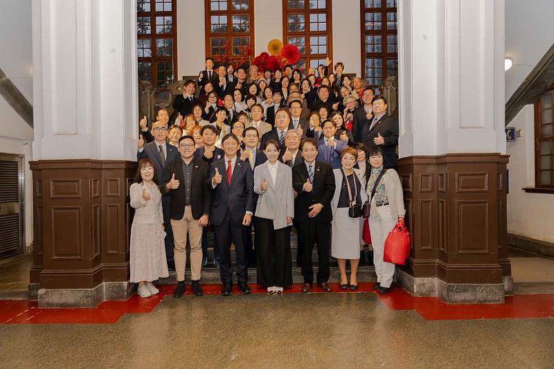 日本八代市小野泰輔市長率訪問團拜會竹市府大合照。
