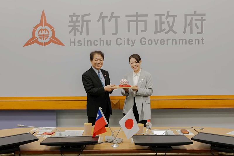 高市長與小野市長、高山議長相互致贈禮品。