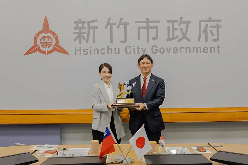 高市長與小野市長、高山議長相互致贈禮品。