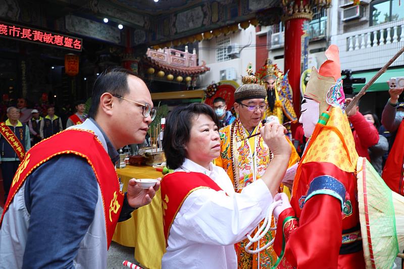 0_嘉邑祀典大天宮丙午年迎春禮 黃敏惠市長為芒神 春牛點睛 (5)