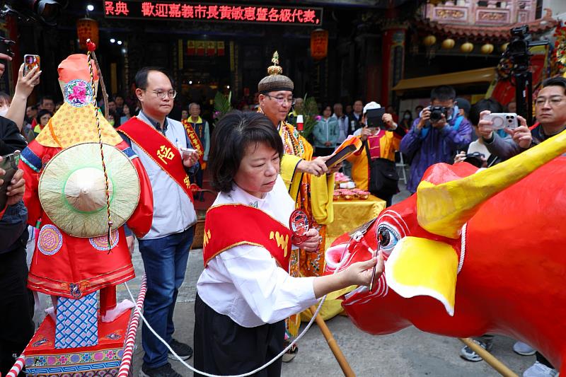 0_嘉邑祀典大天宮丙午年迎春禮 黃敏惠市長為芒神 春牛點睛 (6)