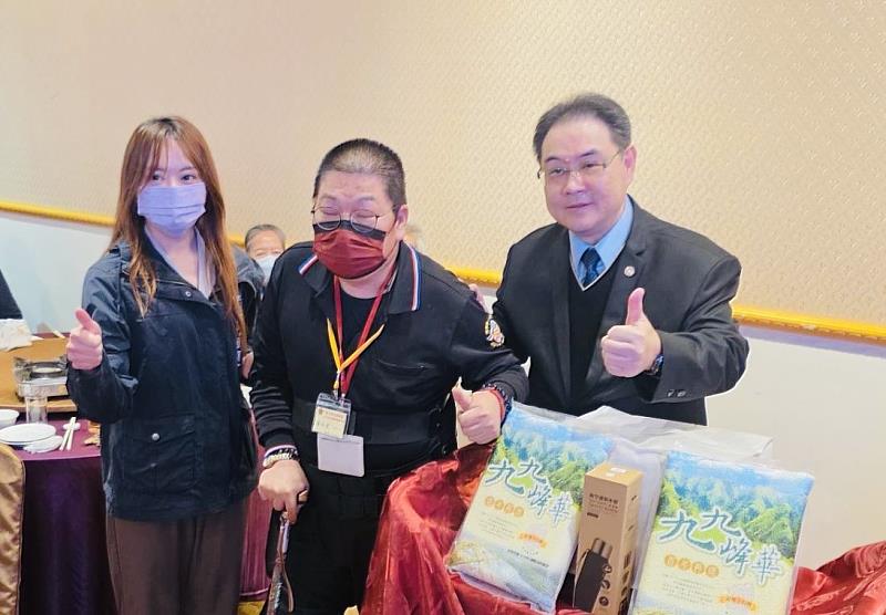 施淑婷處長發放民間團體捐贈物資。