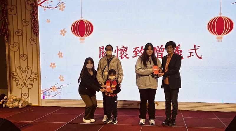 施淑婷處長頒發學子獎勵禮券。