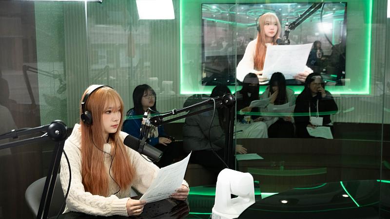 世新日文系結合圓桌影音播客間等資源開設雙語主持與播音課程。（世新大學提供）