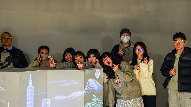 世新大學學生於「互動式多媒體」課程中鍛鍊創意實踐能力。（世新大學提供）