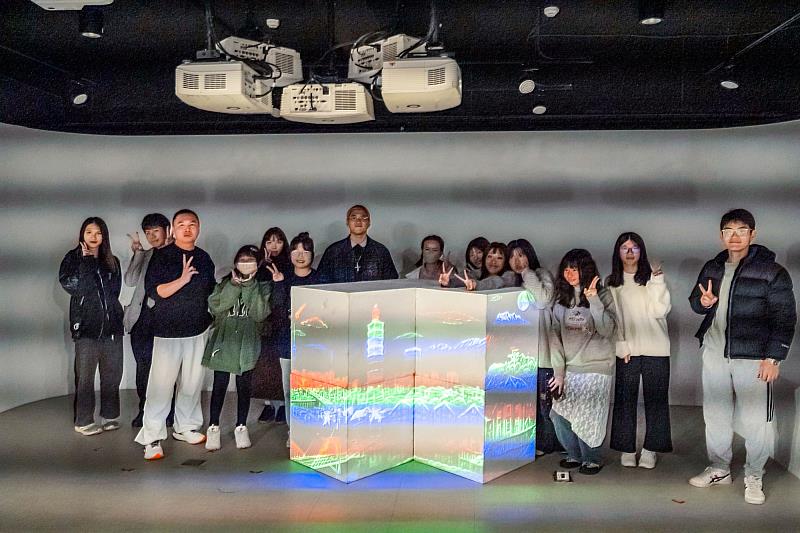 世新廣電系助理教授蕭宗志與學生於360環景投影與光雕投影專區呈現學期成果。（世新大學提供）