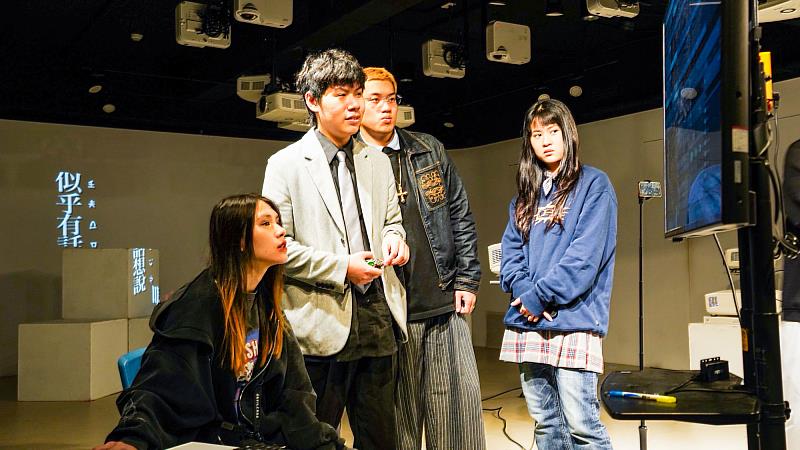 世新廣電系學生於360環景與光雕投影專區完成空間校正作品。（世新大學提供）