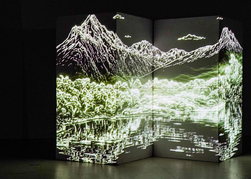 世新廣電系助理教授蕭宗志以光雕投影為核心，講授「互動式多媒體」課程。（世新大學提供）