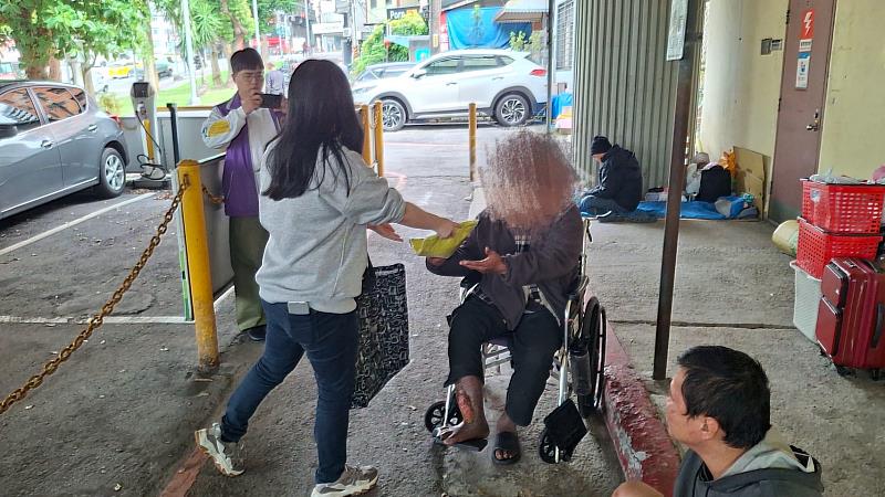 新北市政府社會局與新北市街友外展服務中心結合民間資源提供街友禦寒物資