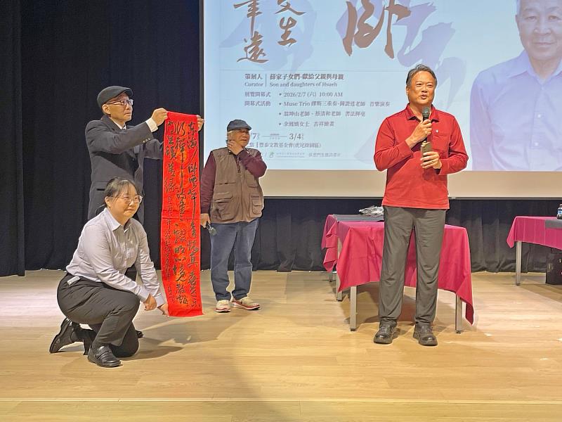 知名書法家翁坤山老師(右2)現場揮毫書寫由何宗勳老師(右1)所作之展覽詩詞