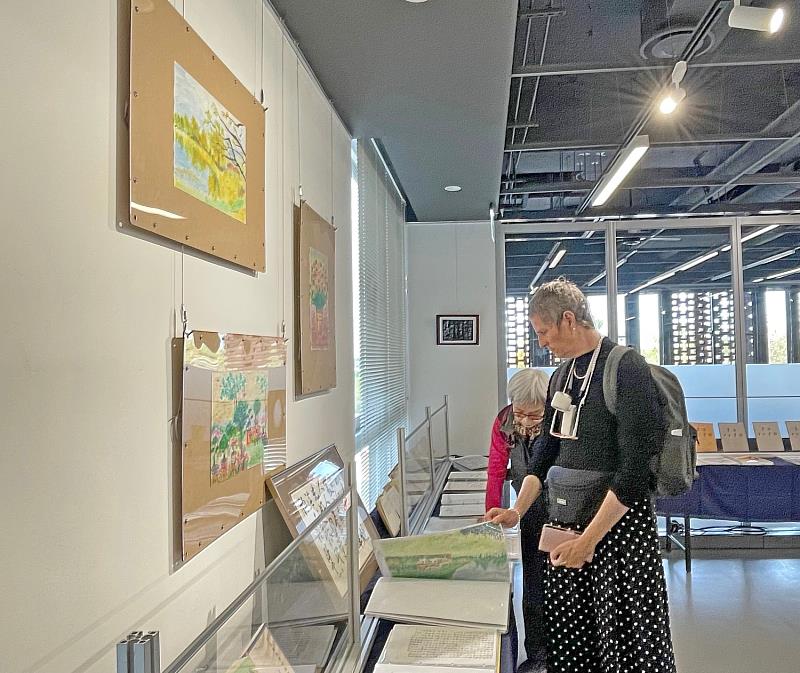 民眾觀賞周喜世老師生活所感的文字與繪畫