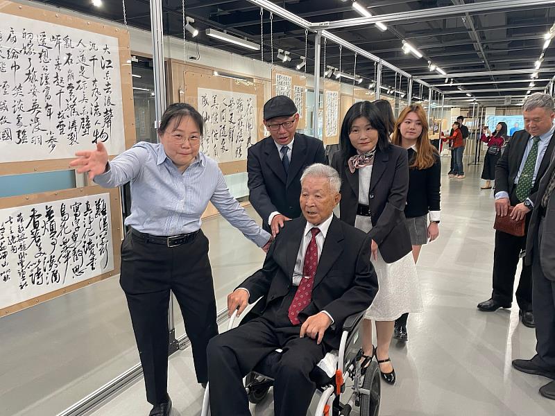 薛雅馨老師與爸爸薛順雄教授一起擔任導覽