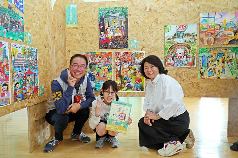 0_黃敏惠市長參觀得獎者作品 (3)