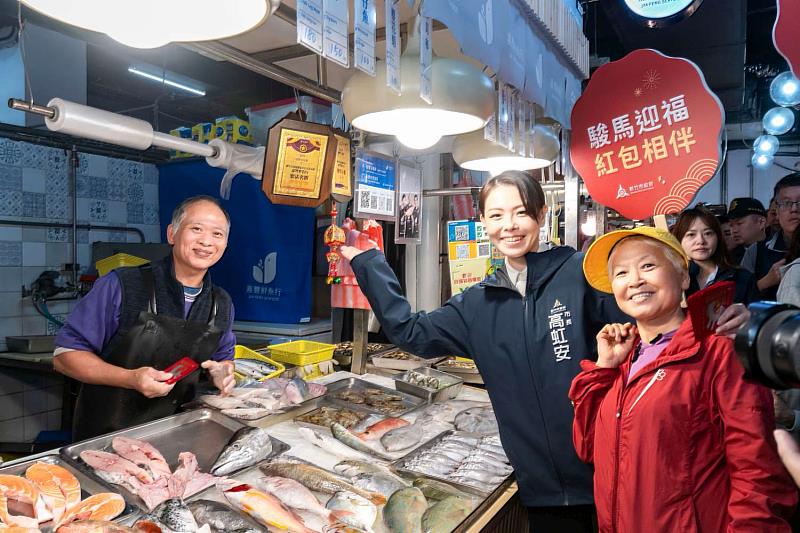 市長高虹安與關東市場攤商民眾暖心互動。