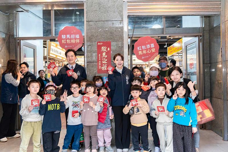 市長高虹安、副市長邱臣遠至關東市場發小紅包。