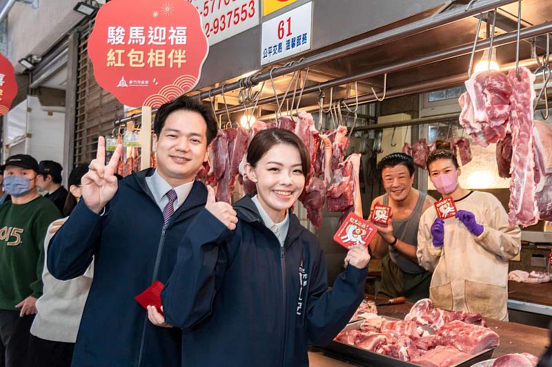 市長高虹安與關東市場攤商民眾暖心互動。