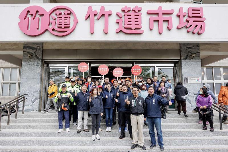 市長高虹安與竹蓮市場攤商民眾暖心互動。