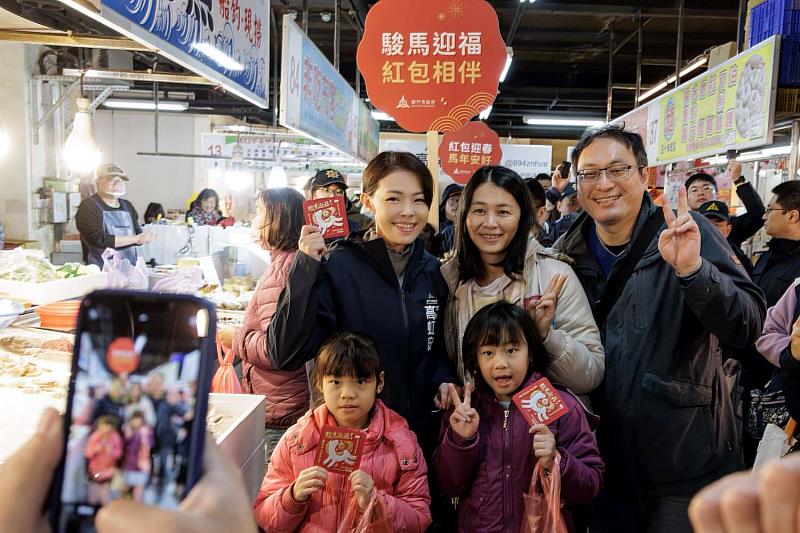 市長高虹安與竹蓮市場攤商民眾暖心互動。