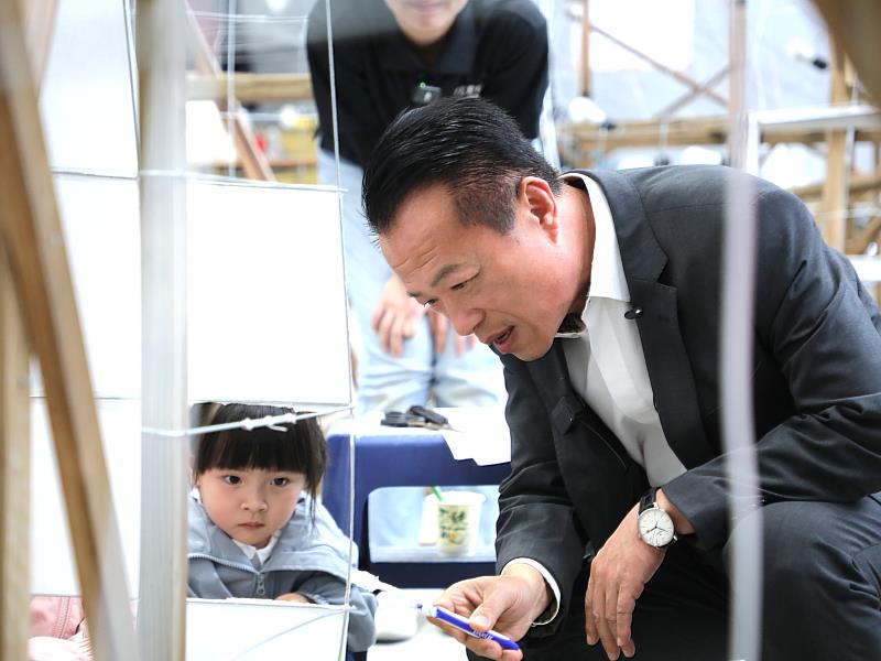 2026台灣燈會「青森睡魔抵嘉」，翁縣長與小朋友體驗製作巨型紙燈籠